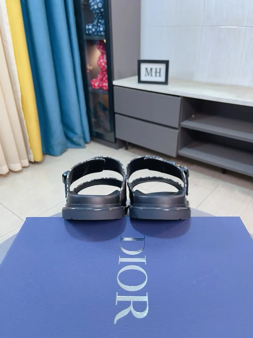 Men's Men's Shoes 💰320🌸🌸Dior Aqua Men's Sandals Slippers. Showcasing Dior haute couture design. The Dior gray suede strap is accented with an aluminum Dior buckle for added style. Paired with a comfortable tonal notch sole, they pair easily with shorts or jeans for a sophisticated look. Main body: suede cow leather, technical fabric lining: cow leather, with adjustable straps, aluminum Dior buckle, Dior gray EVA insole, tonal notch rubber outsole splicing structure👌👌size: 38-44 (45.46 customized)